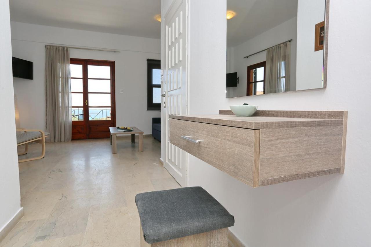 Merida Apartments Mola Kalyva Bagian luar foto