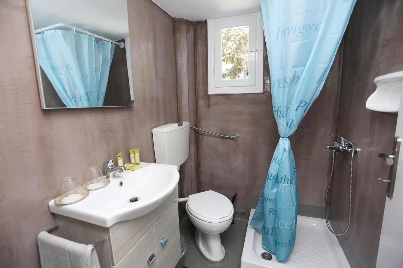 Merida Apartments Mola Kalyva Bagian luar foto
