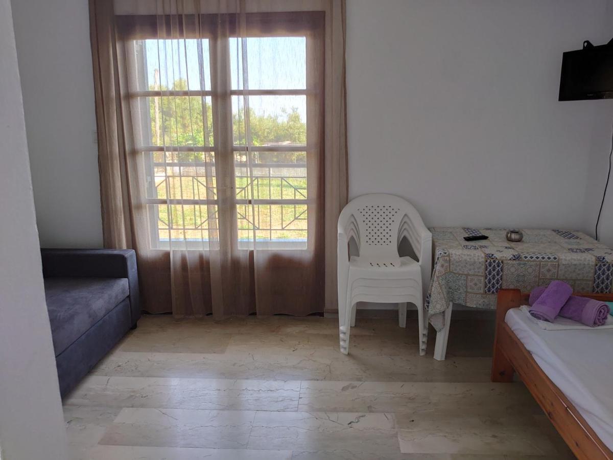Merida Apartments Mola Kalyva Bagian luar foto