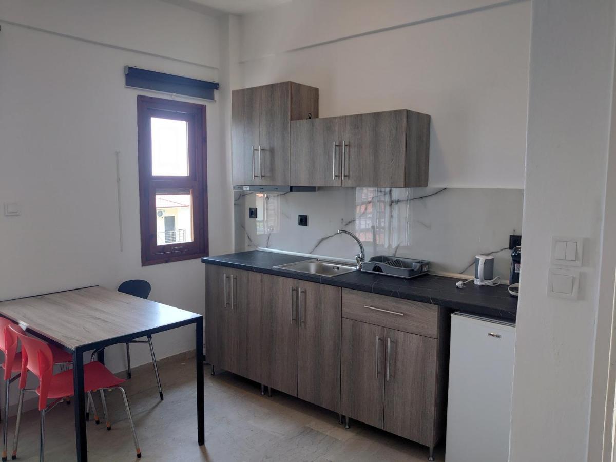 Merida Apartments Mola Kalyva Bagian luar foto