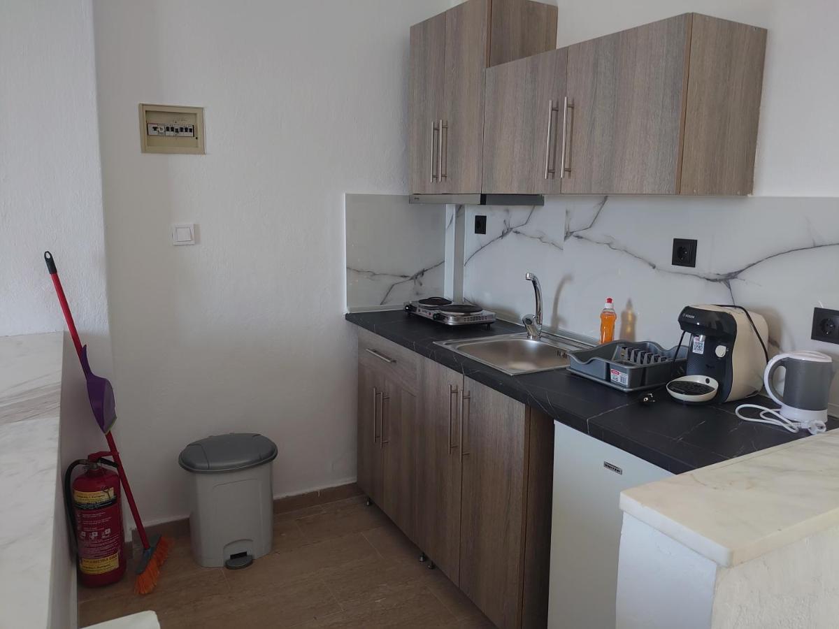 Merida Apartments Mola Kalyva Bagian luar foto