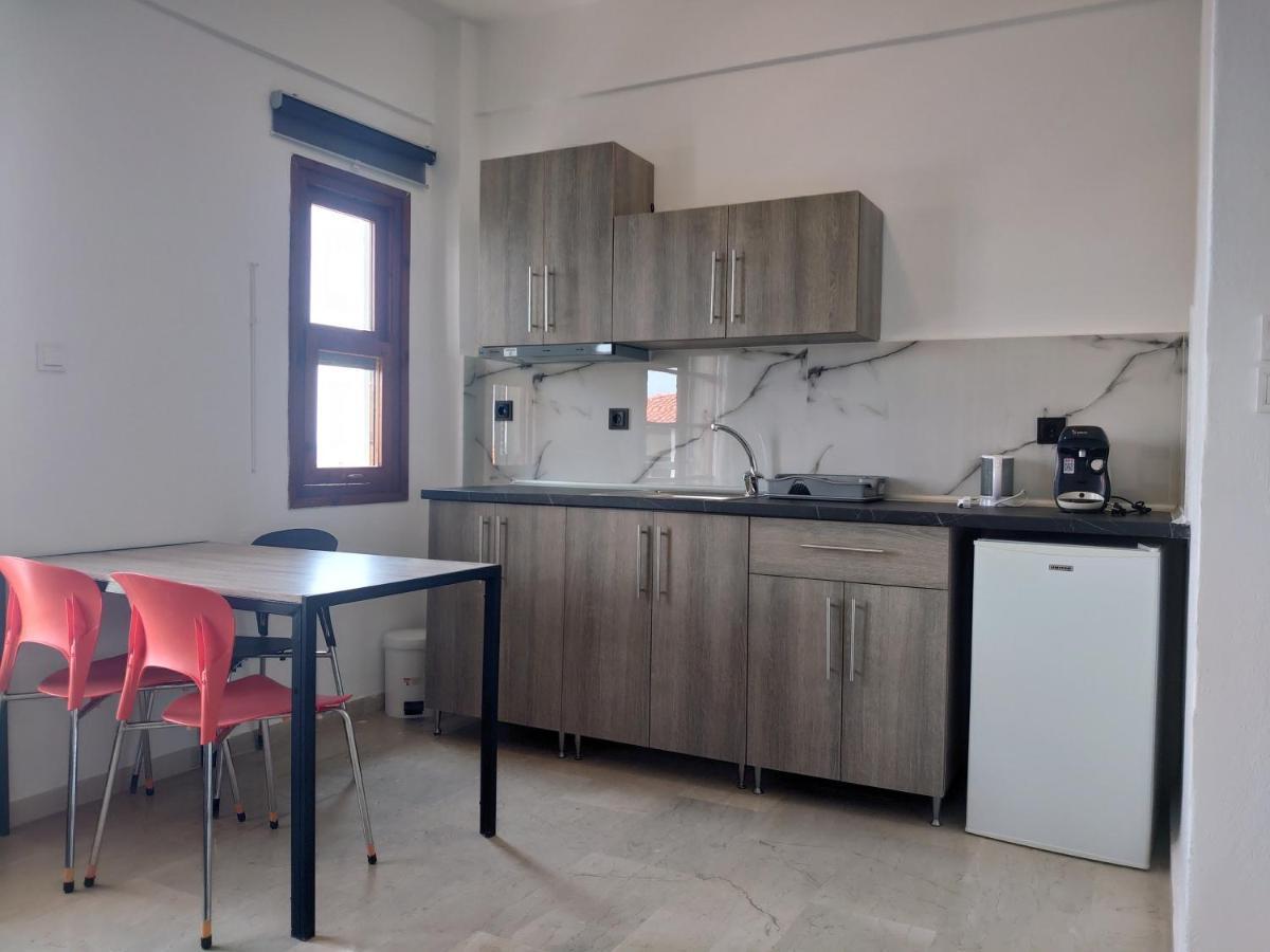 Merida Apartments Mola Kalyva Bagian luar foto