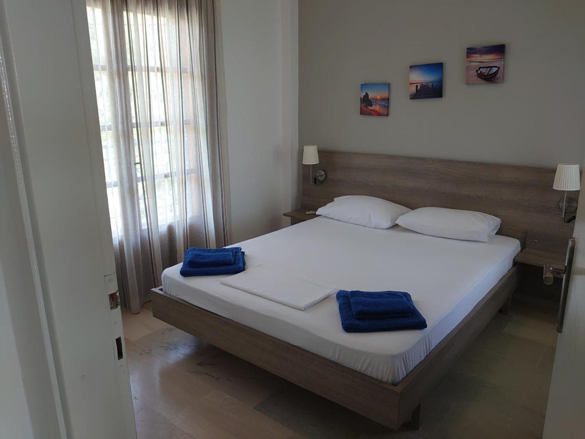 Merida Apartments Mola Kalyva Bagian luar foto