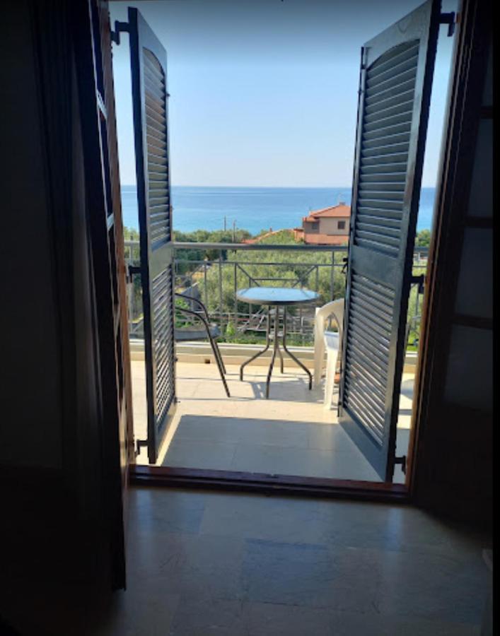 Merida Apartments Mola Kalyva Bagian luar foto
