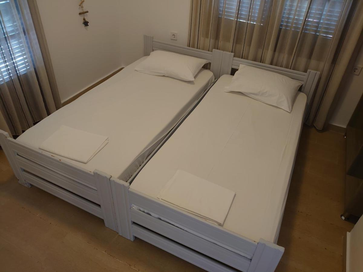 Merida Apartments Mola Kalyva Bagian luar foto