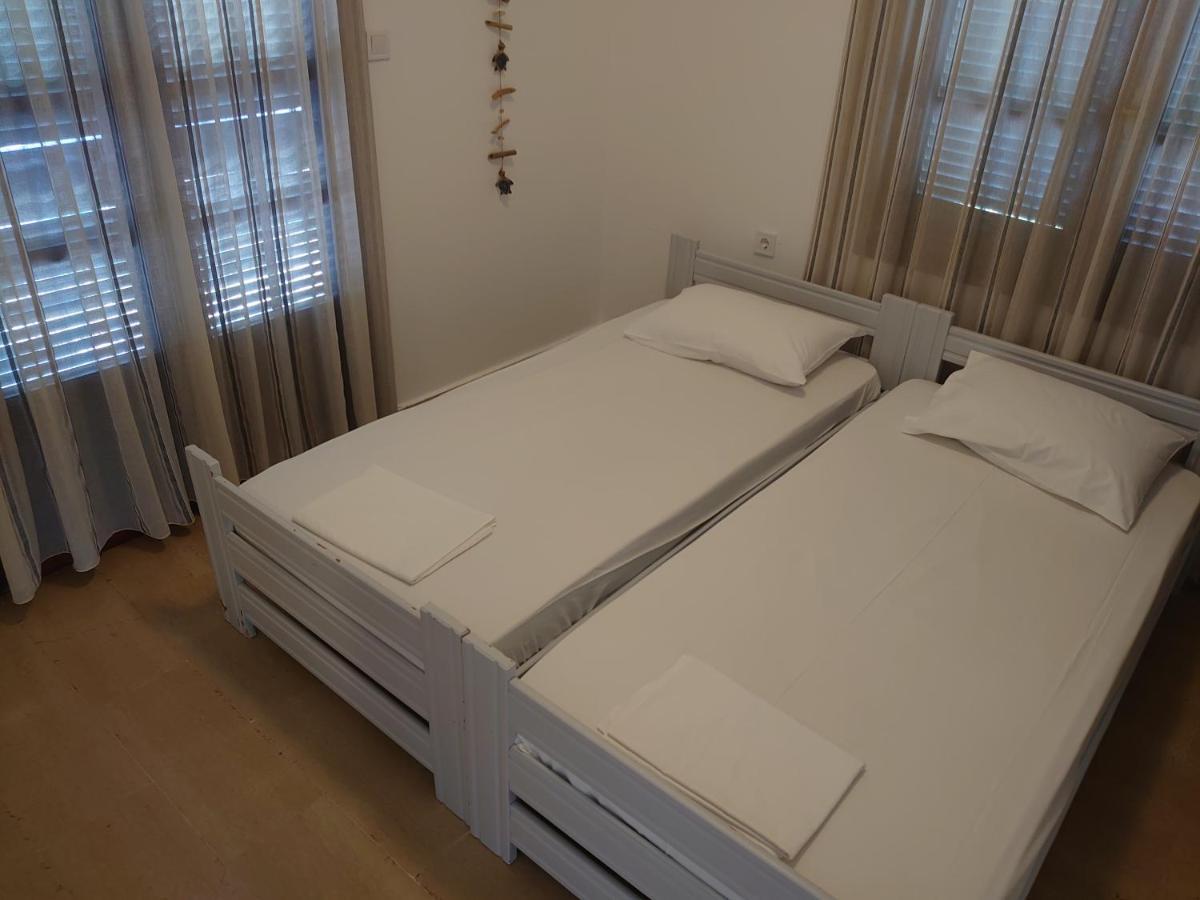 Merida Apartments Mola Kalyva Bagian luar foto